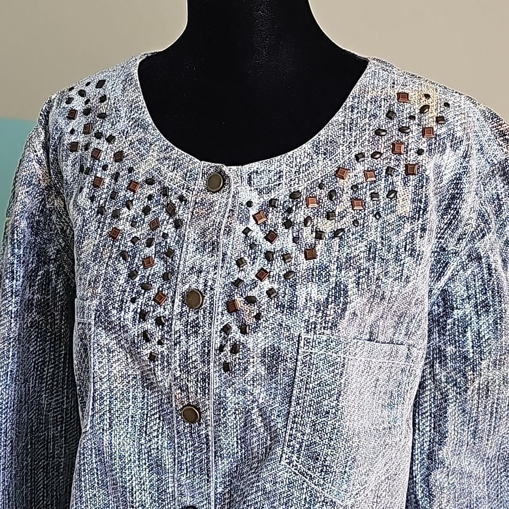 Chicos embellished lightweight snap front top size 3